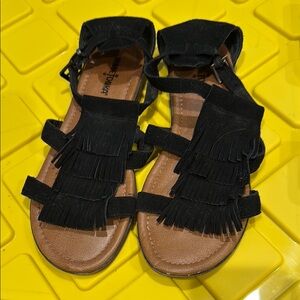 Minnetonka sz 9 woman’s Black Fringe Sandals
